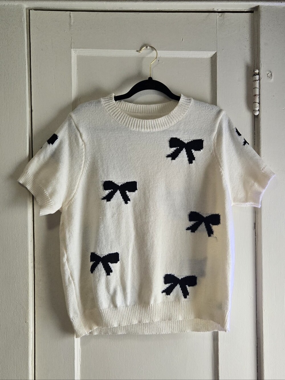 SHEIN Cream Knit Top with Black Label Accent
